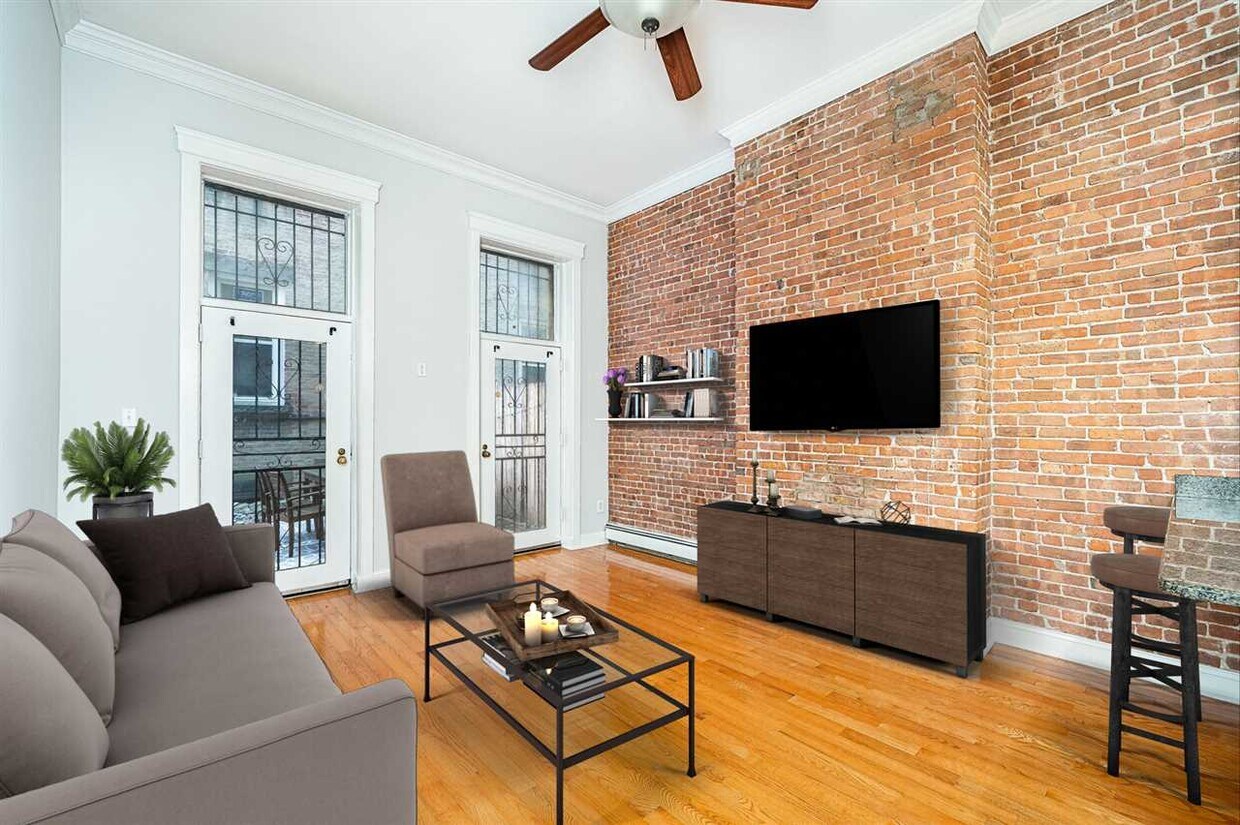 Primary Photo - 1102 Washington St