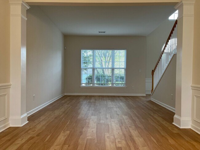 Foto del edificio - 4 bed, 2.5 bath w/ 2 car garage close to p...