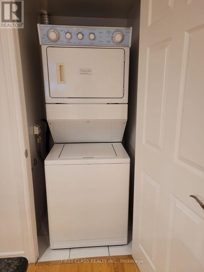 Photo du bâtiment - 270 Wellington St W