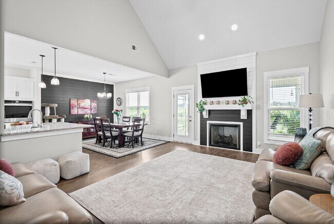 Building Photo - Stunning 4-Bedroom/ 3 Full Bath Clarksville Retreat with Granite Elegance & Cozy Fireplace!"