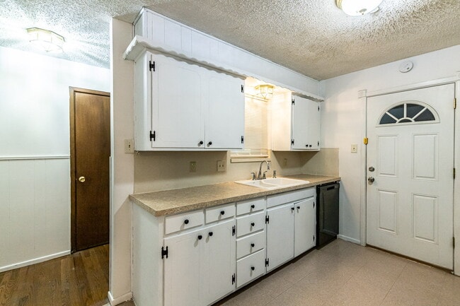 Foto del edificio - 3 bedroom 2 bathroom close to Universities and shopping