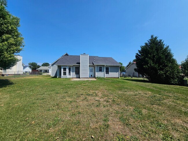 Building Photo - Three Bedroom With Large  Bonus Room