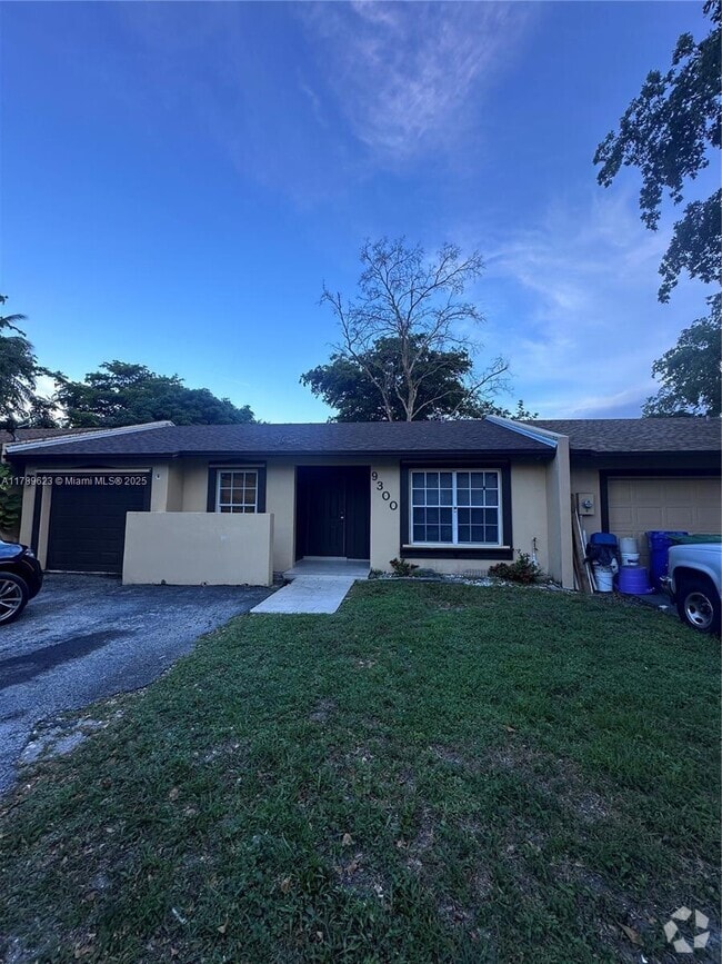 Building Photo - 9300 E Elm Ln