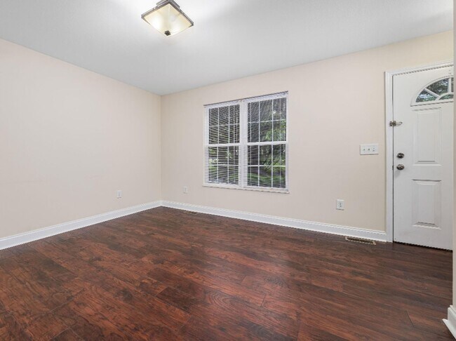 Building Photo - Great Location - 2 Bedroom/2.5 Bath Condo ...