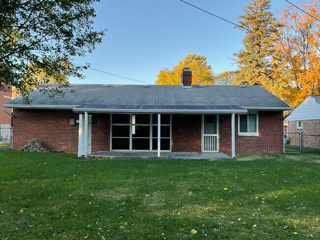 Building Photo - 634 Wiltshire Blvd