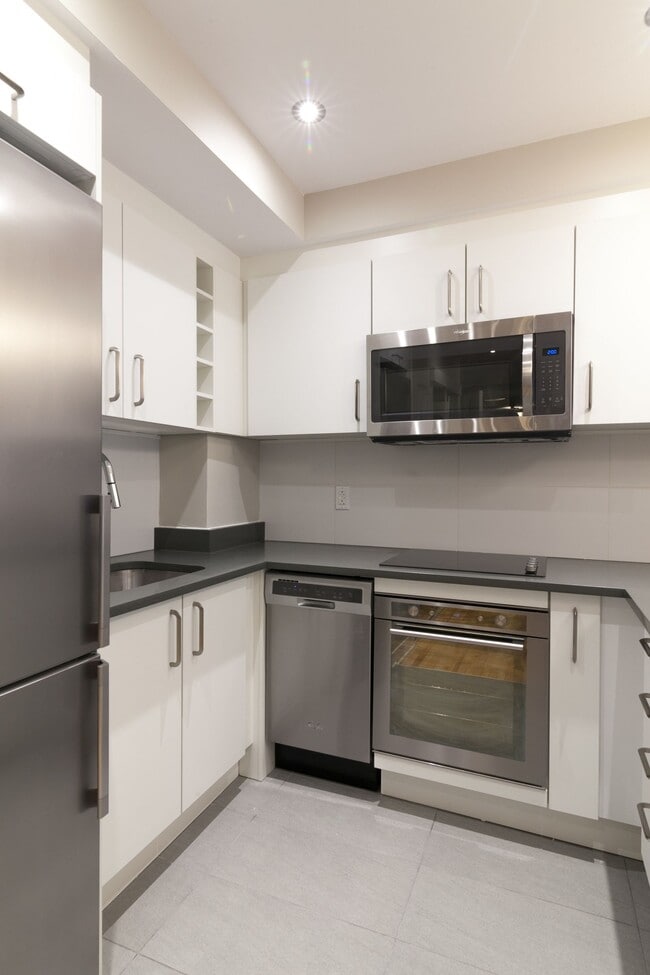 Building Photo - 3495 Rue de la Montagne