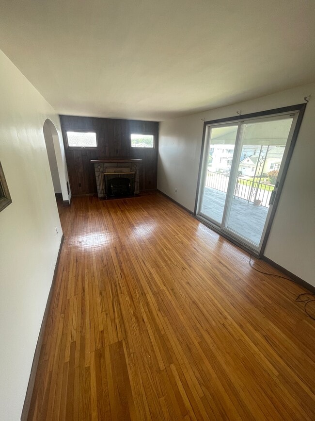 Living Room - 81 Paxford Plz