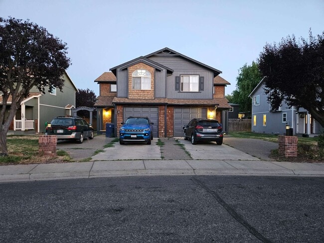 Building Photo - 402 E River Ave