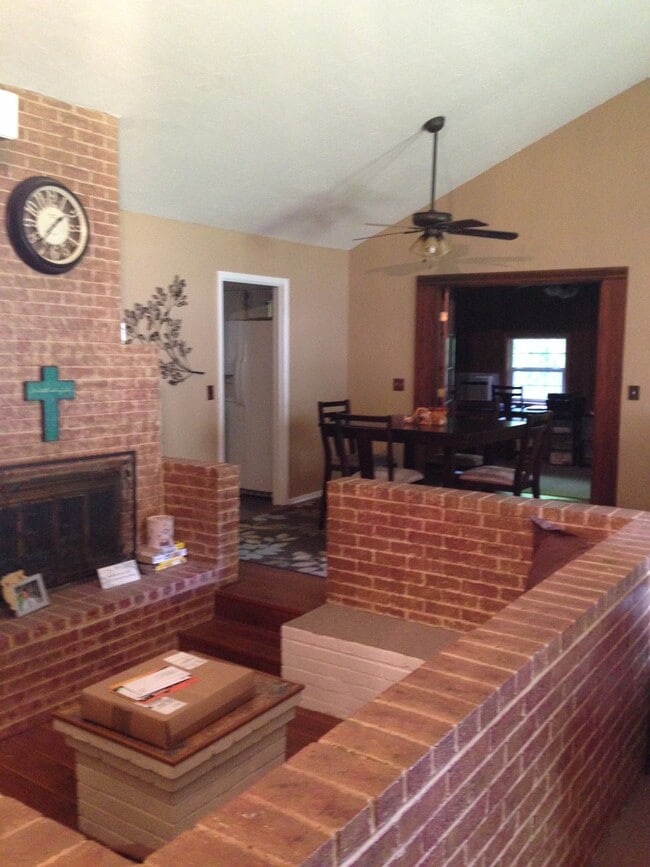 Building Photo - Large 1970's Home In Jenks School District!