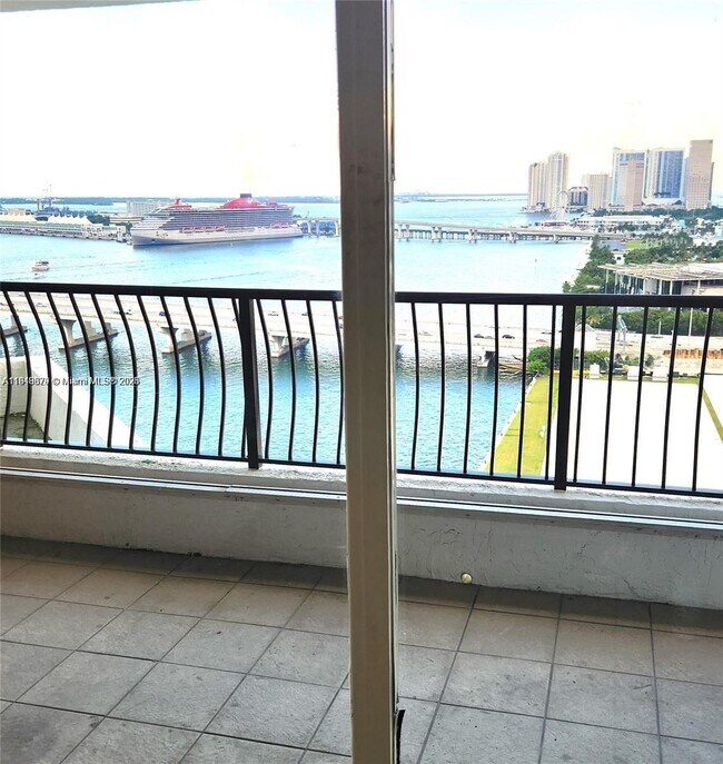 Foto del edificio - 555 NE 15th St