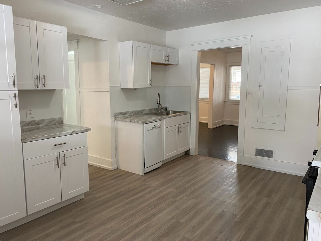 Foto principal - 3222-3224 S Adams Ave