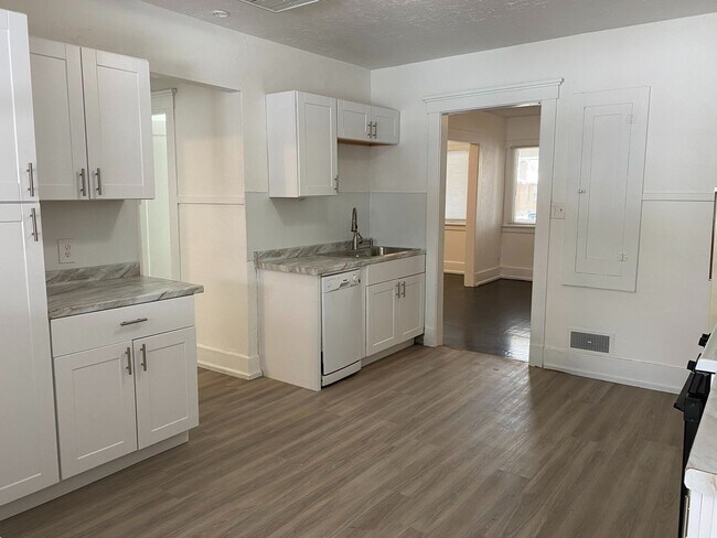 Foto del edificio - 3222-3224 S Adams Ave