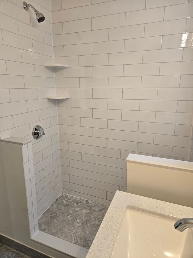 Foto del edificio - HOT Renovated 2BR in Allston!
