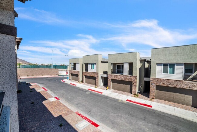 Building Photo - Stunning Home Located in the Desirable Bla...