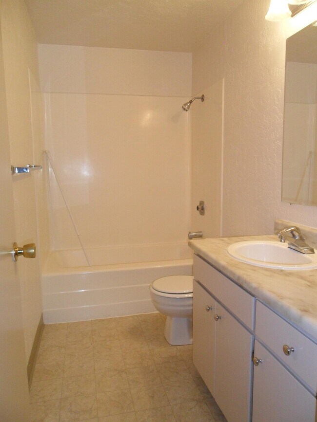 Building Photo - 1073 Hermitage Way S