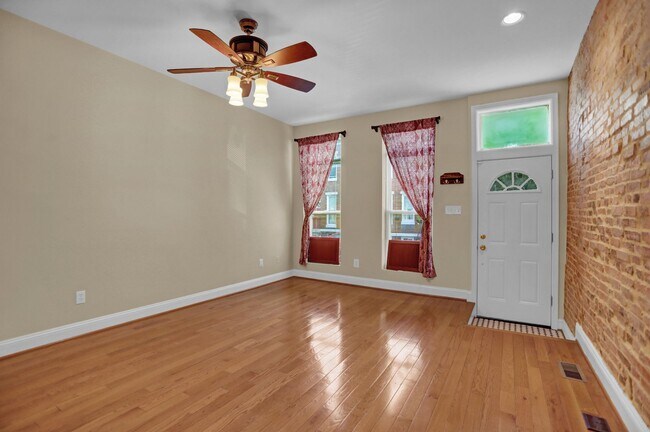 Building Photo - Upscale and Sophisticated Townhome in Char...