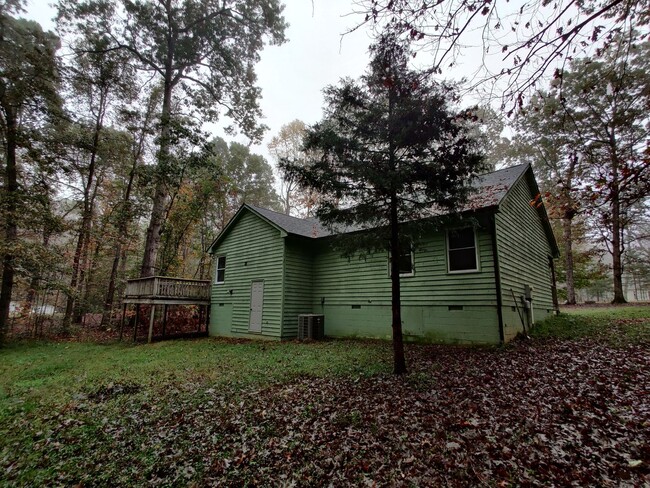 Building Photo - 3 bedroom home on 2 acres in Powhatan