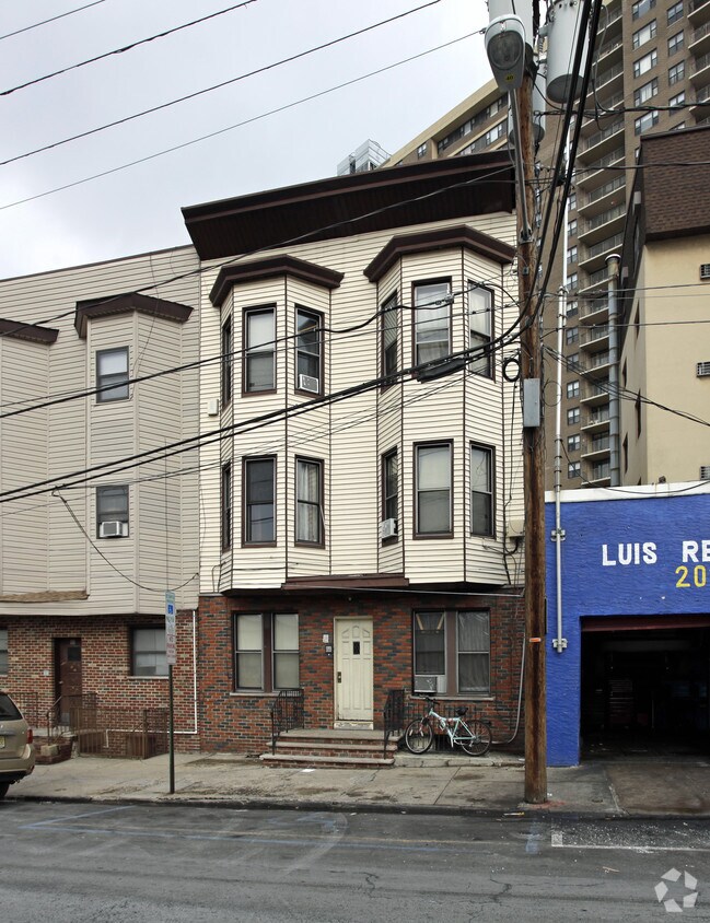 Building Photo - 108 49th St