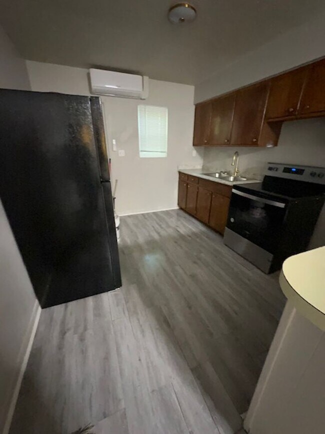 Building Photo - 2 bedroom 1 bathroom