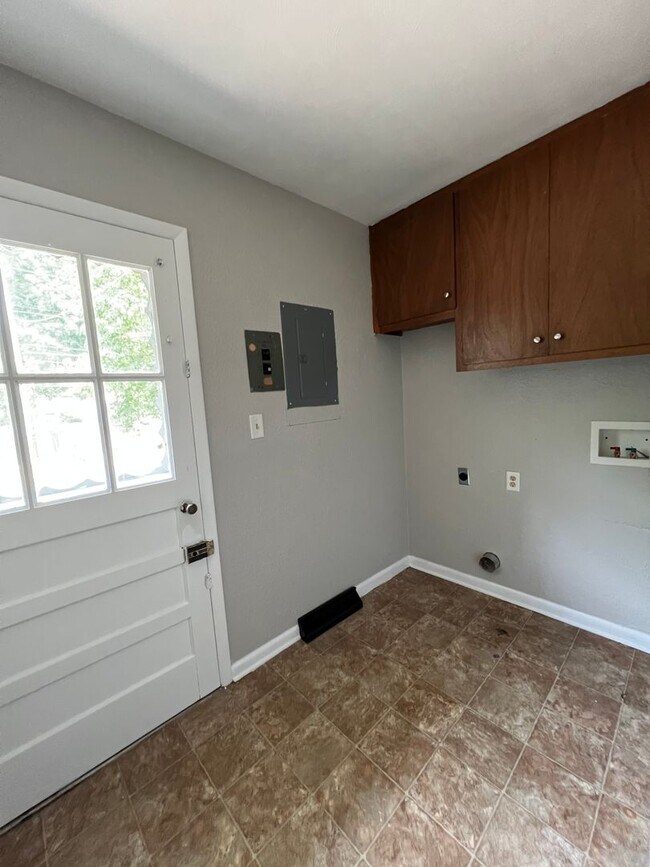 Building Photo - Available Now Large 2 bedroom 2 bath 2 car...