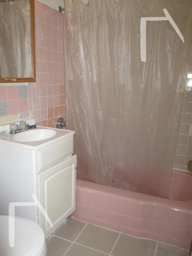 Foto del edificio - 2BR 1Bth unit. Heat/Hot Water included. Laundry in building