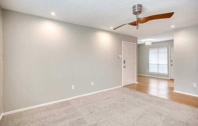 Foto del edificio - 10536 Stone Canyon Rd