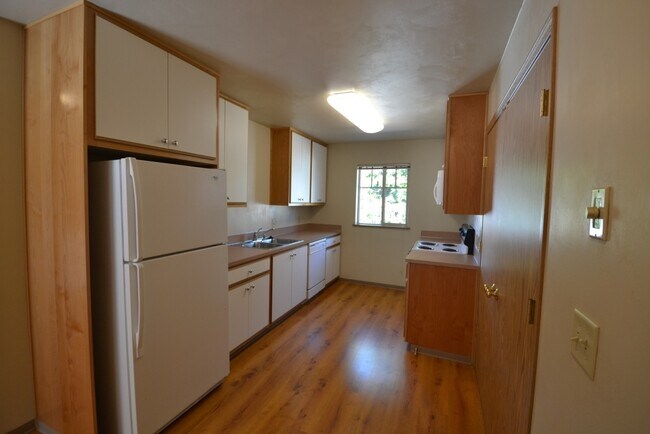 Building Photo - Nice 3 Bed Upstairs Flat - Walking Distance to Campus!