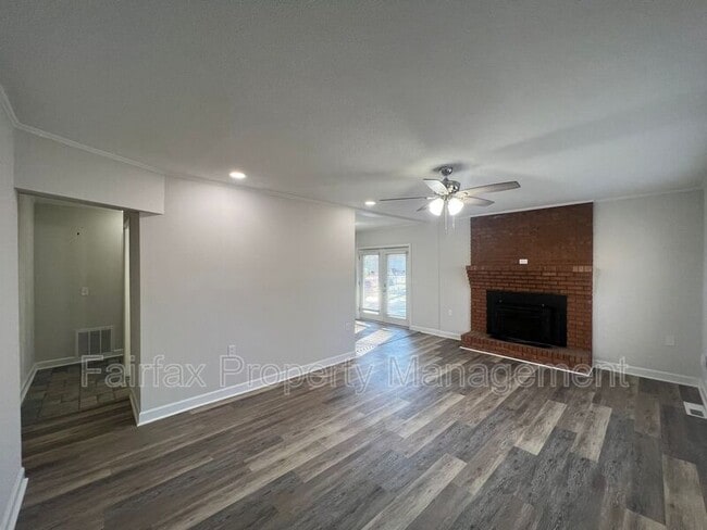 Building Photo - 6904 Baywood Dr