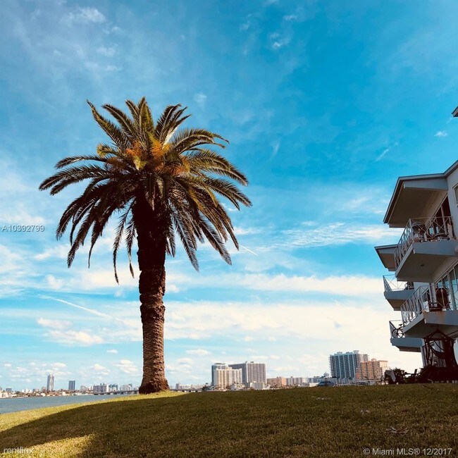 Foto del edificio - 8020 East Dr