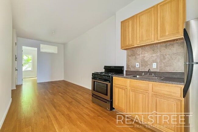 Building Photo - Charming 2 Bedroom with a Large Private Ba...