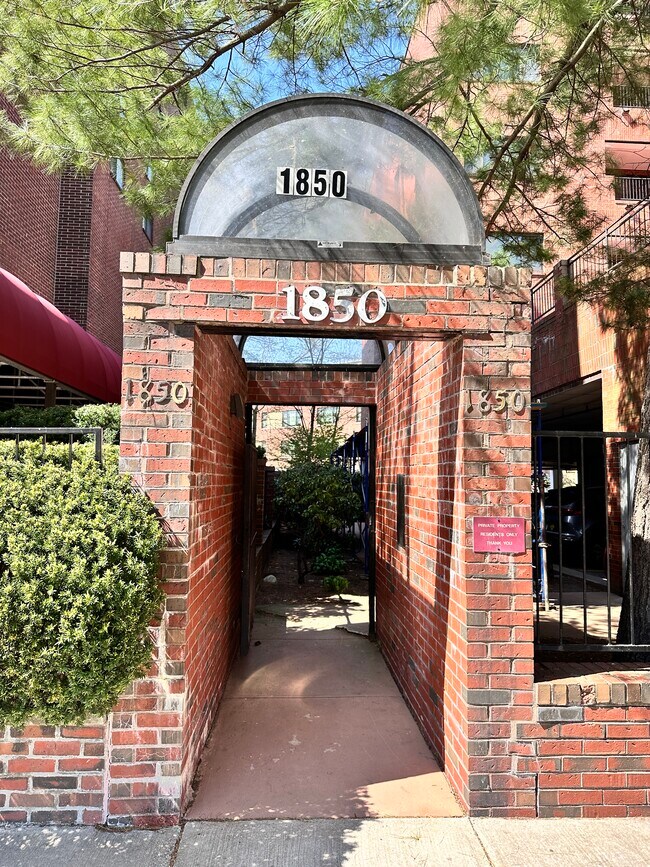 Foto del edificio - 1850 Beacon St