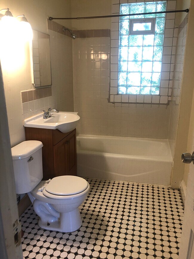 Foto del edificio - 2466 N 49th St