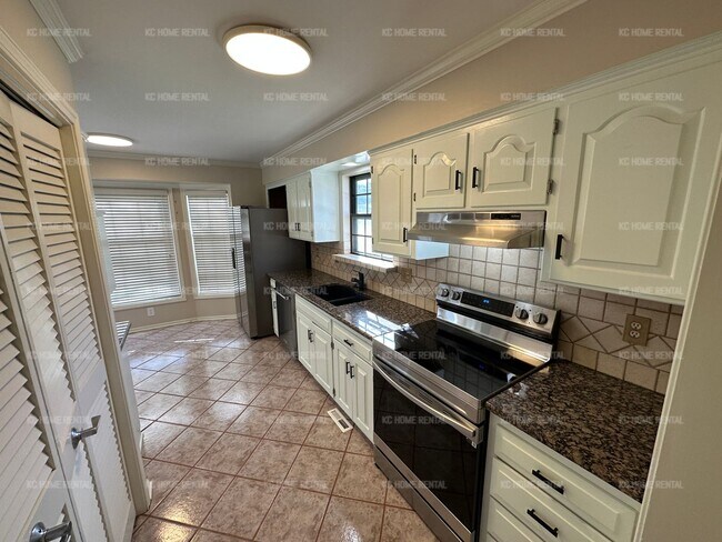 Building Photo - Gorgeous 3 bed 3 bath house in Shawnee!