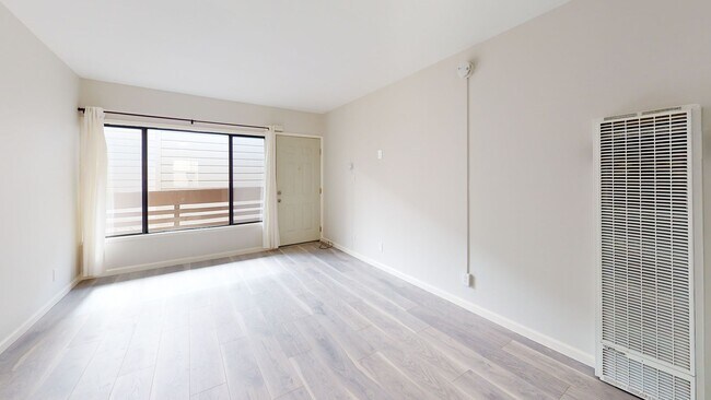 Foto del edificio - Remodeled modern 1 bedroom end unit, close...