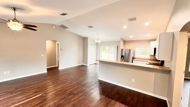 Building Photo - Charming 3 Bedroom, 2 Bathroom Home in the Lovely Marion Oaks of Ocala!