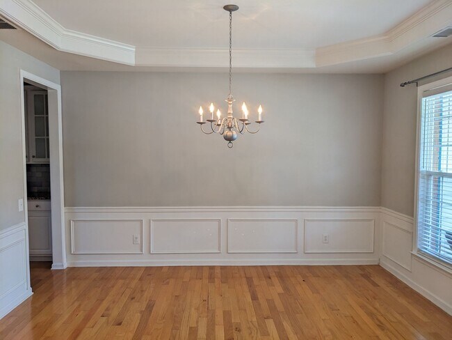 Foto del edificio - Spacious 5-Bedroom, 3-Bath Home with Excep...