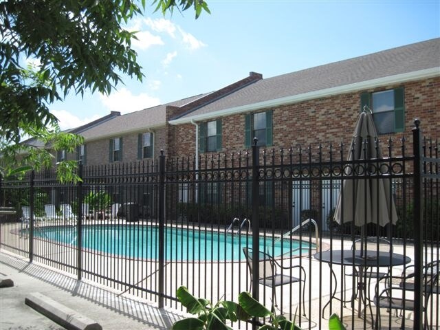 Todos nuestros espacios de alquiler ubicados Mall Circle tienen llaves para acceder a la piscina de agua salada. - Azalea Circle Townhomes and Apartments