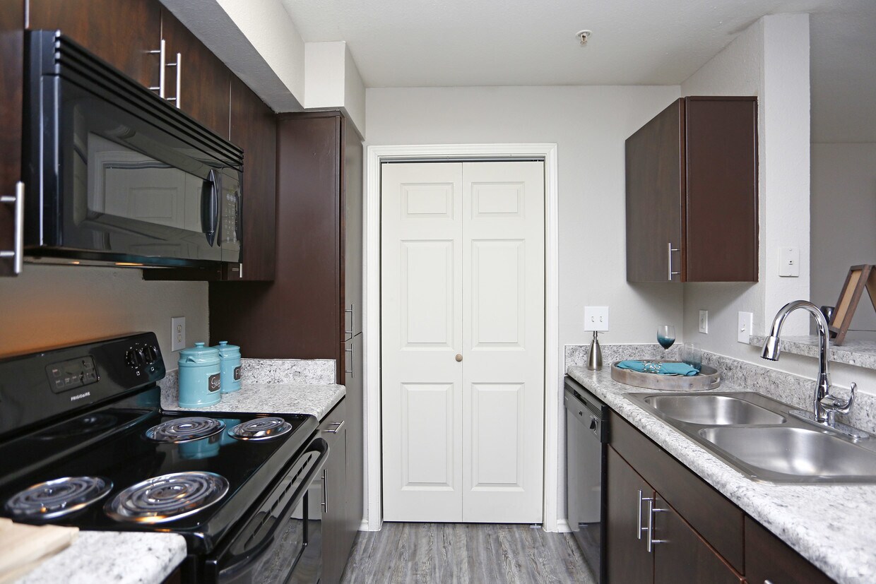 Oak Forest Apartments in Lewisville, TX