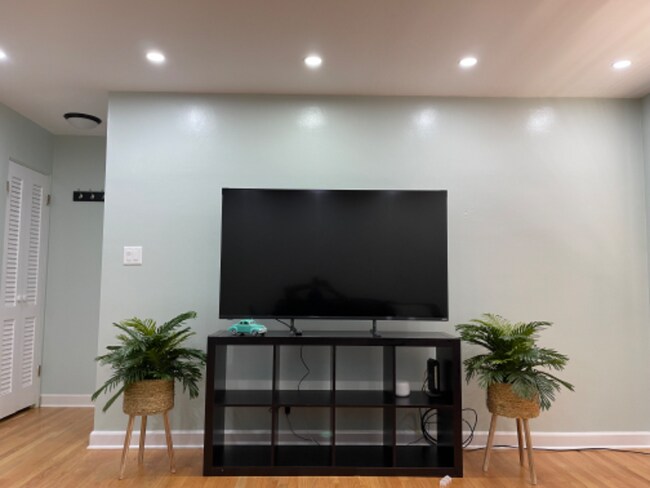 Building Photo - 6441 N Kedzie Ave