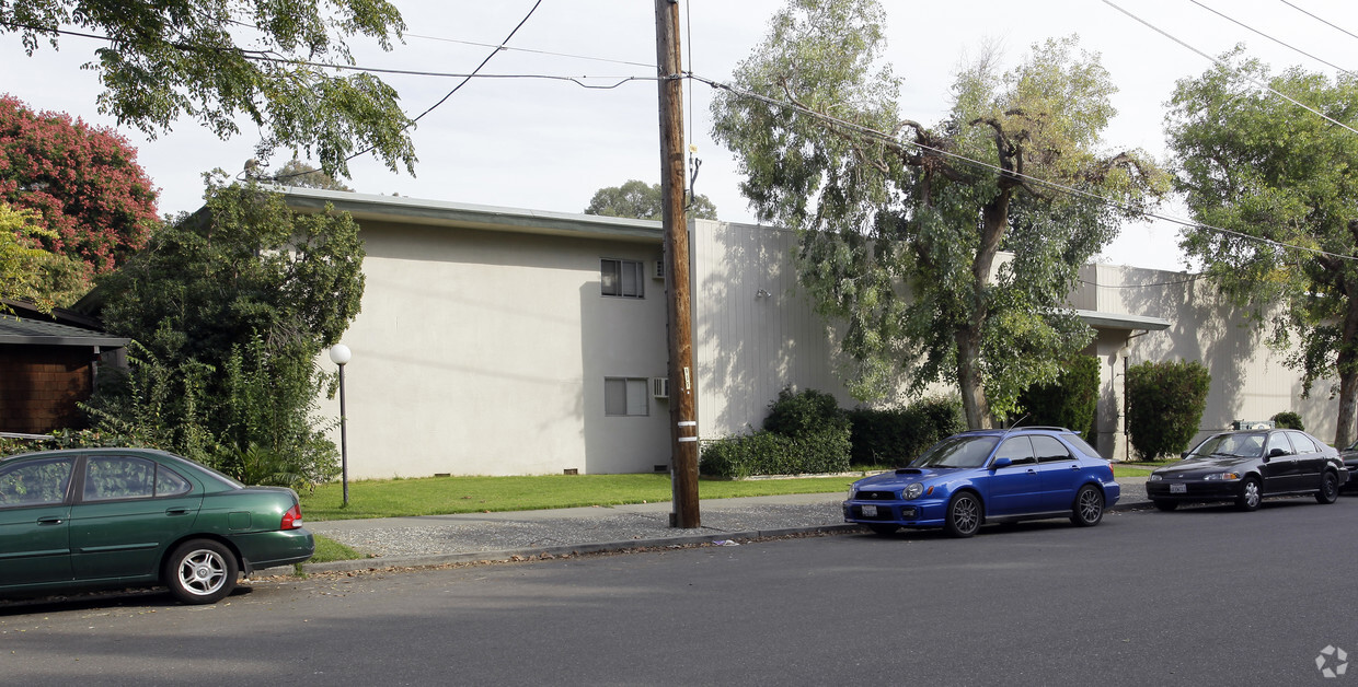 Primary Photo - University House Apartments