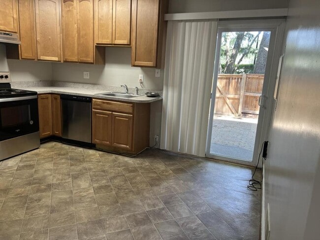 Building Photo - 1445 Chatham Ct