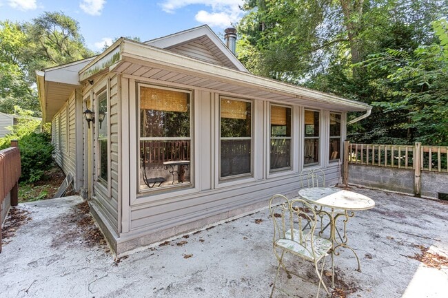 Building Photo - 2550 Loon Lake Rd