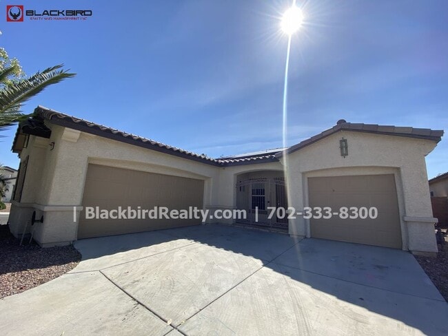 Building Photo - Single Story Pool Solar Panels 4 beds