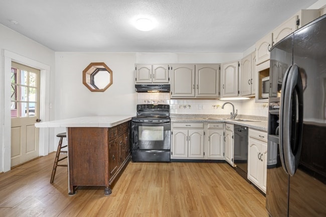 Building Photo - 98 Linwood St