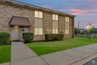 Building Photo - 1705 Robin Cir