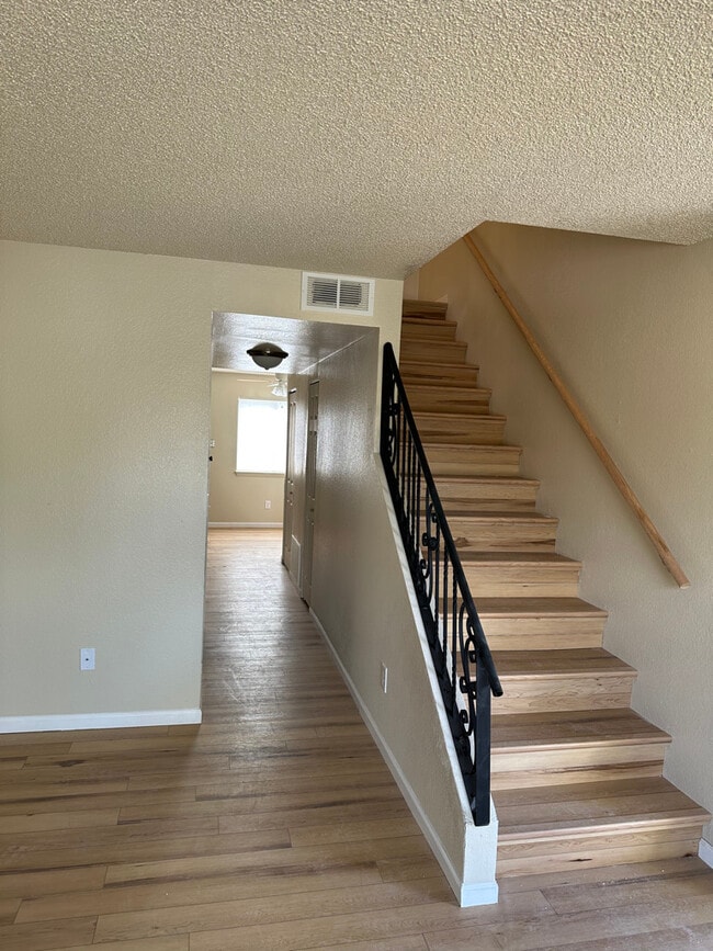 Building Photo - 631 Highline Dr