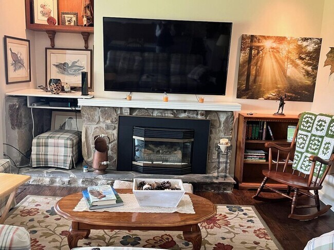 Foto del edificio - 74 Lakeshore Ct
