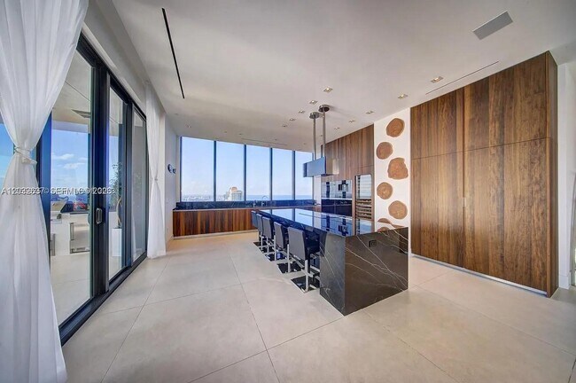 Foto del edificio - 17141 Collins Ave