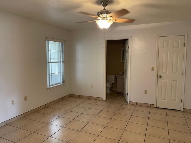 Building Photo - Nice 3 Bedroom 2 Bath