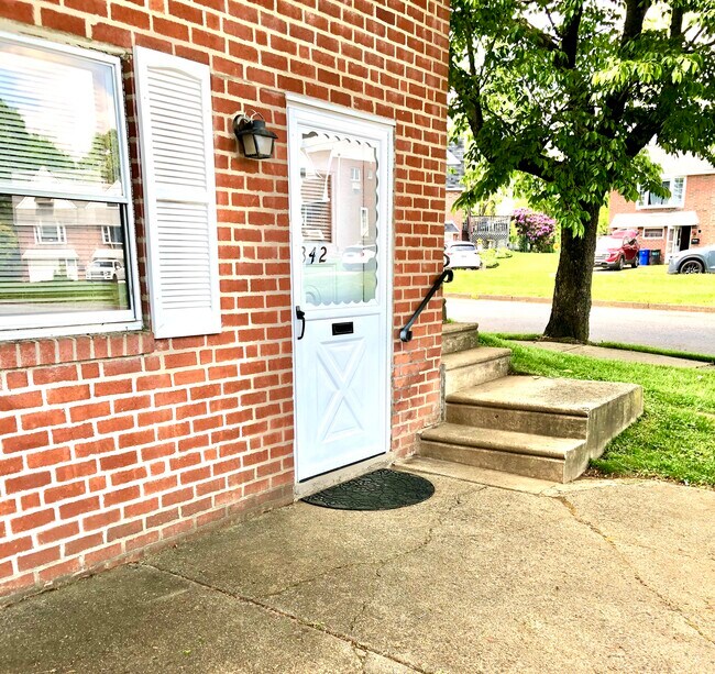 Private Entrance - 1342 Herschel Pl